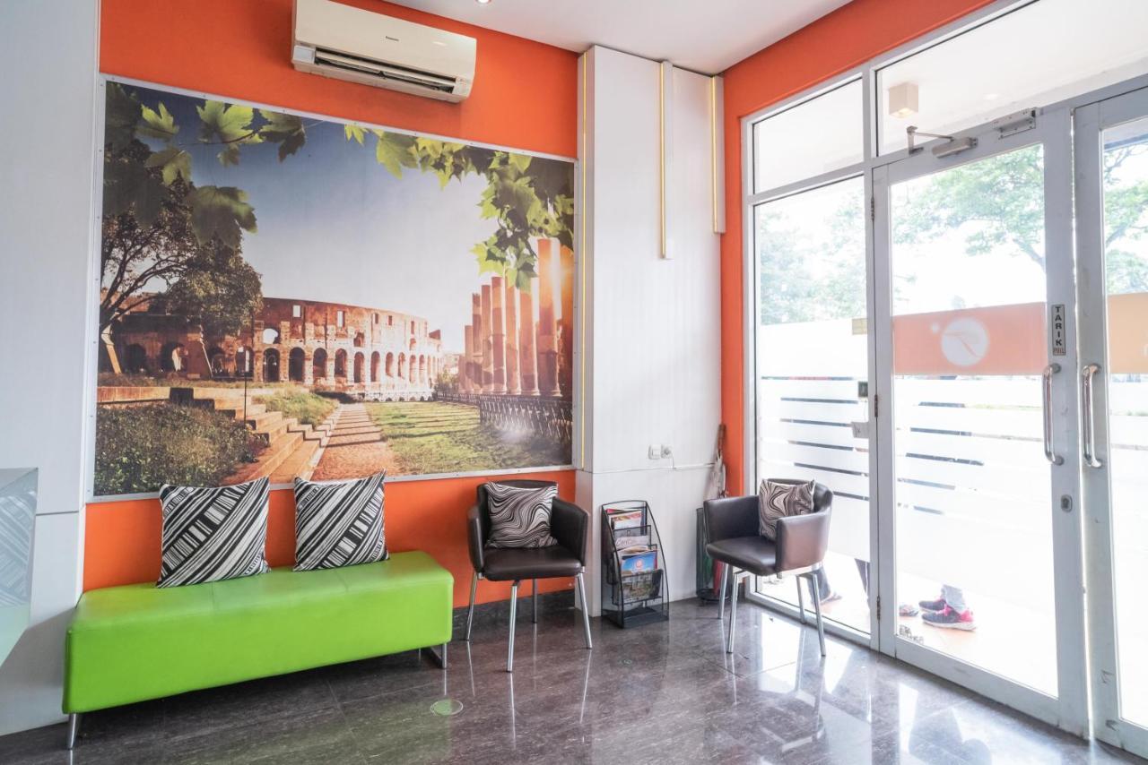 Reddoorz At Tirta Mansion Paramount Gading Cicayur المظهر الخارجي الصورة